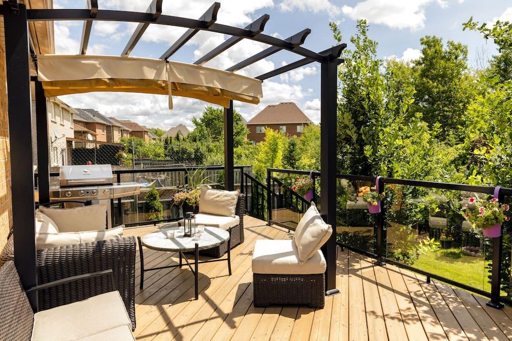 Richmond Hill Apartment | A spacious cheerful and bright basement apartment with a private entrance.