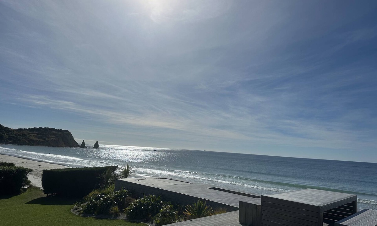 Karitane House | ABSOLUTE BEACHFRONT LUXURY ACCOMODATION Entire home with Private Beach Access