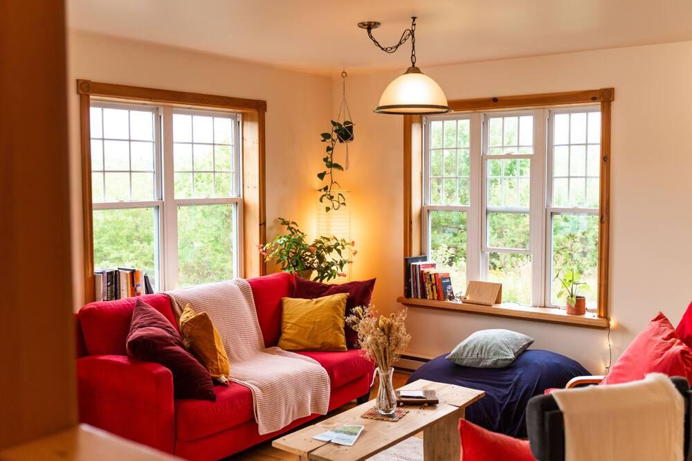 Austin House | Accommodations for 12, private farm-to-table chef and activities!