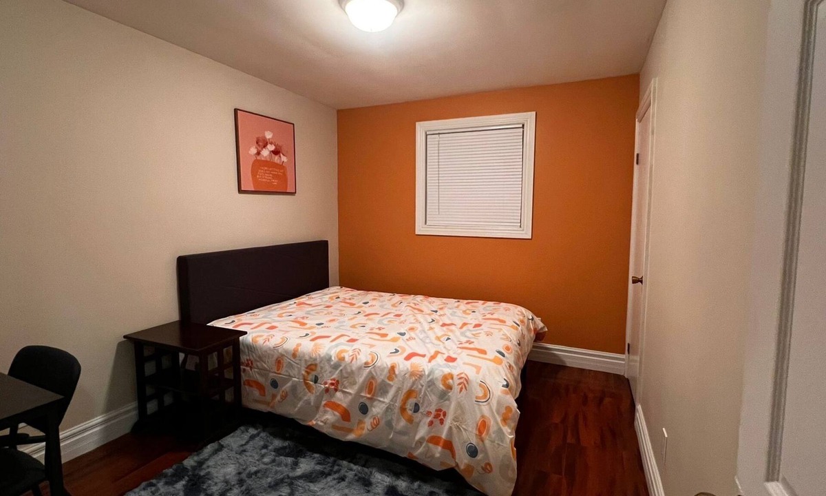 South Central House | Affordable Downtown Private Room in a House (Ferdowsi)