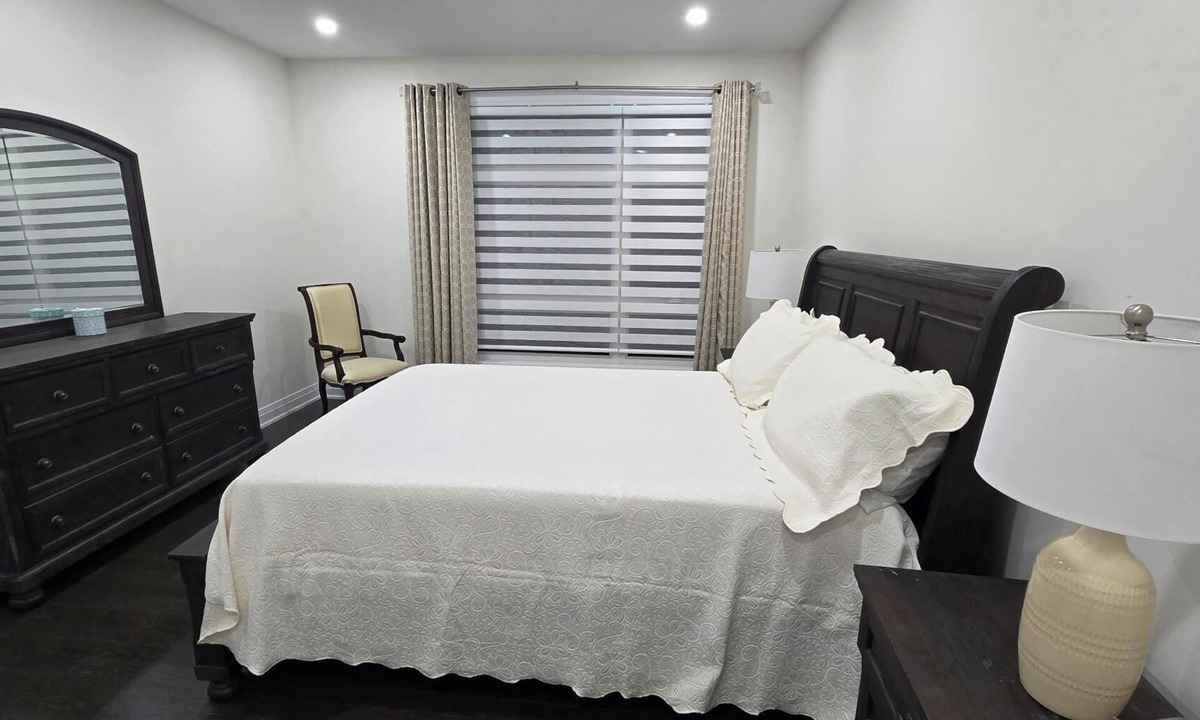 Vaughan House | All the luxuries of Home, 25mins to Airport & 5kms to Canada's Wonderland!n