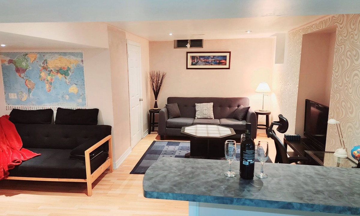 East Credit Apartment | Amazing Loction B.Apt /Sep Ent /Heart of Mississauga/2 to3 Sleep.