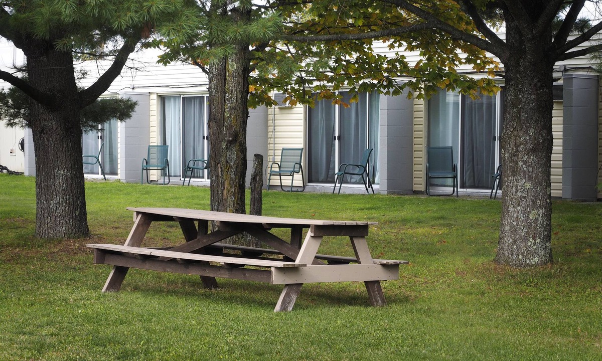 Algoma District Hotel | Ambassador Motel