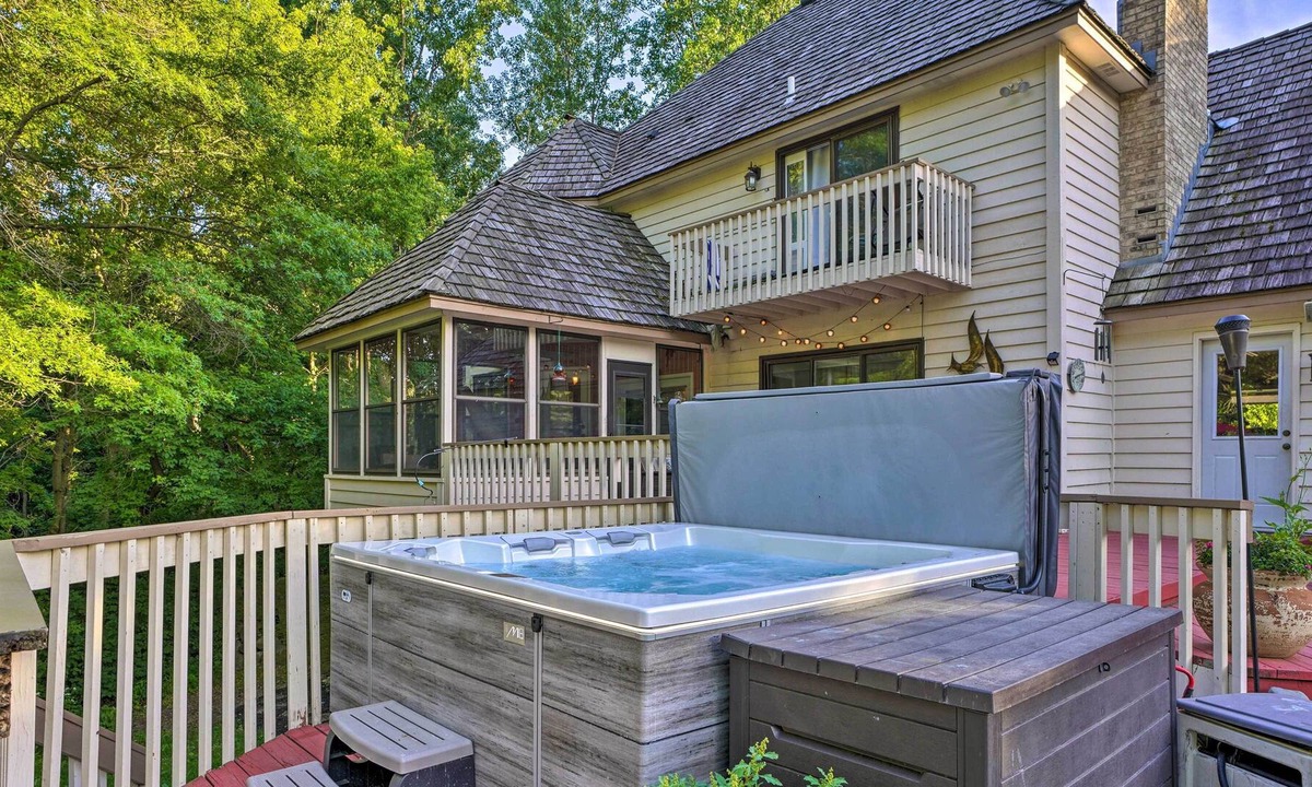 Apple Valley House | Apple Valley Guest Suite: Forest Views & Pool