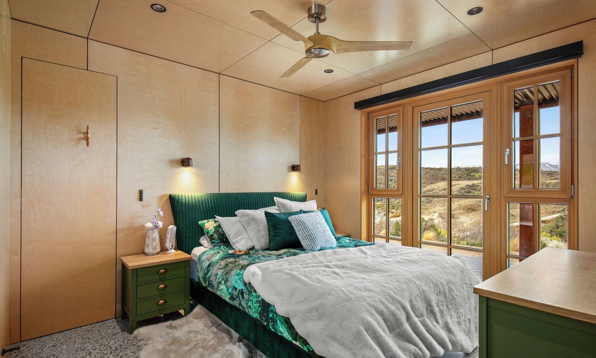 Saint Bathans Cabin | Architect-Designed Private Alpine Timber Lodge
