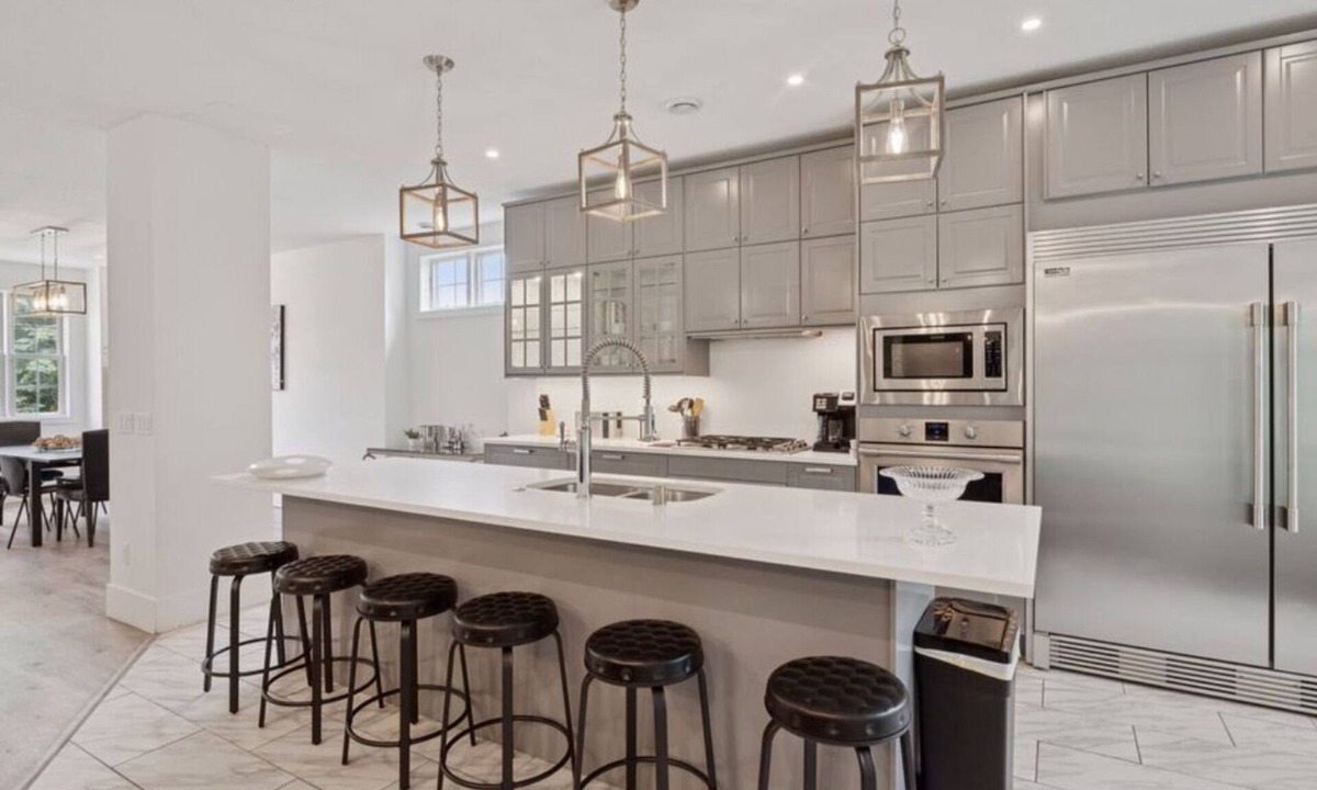 Wayzata House | Architecturally designed 4 bedroom home walking distance to downtown Wayzata