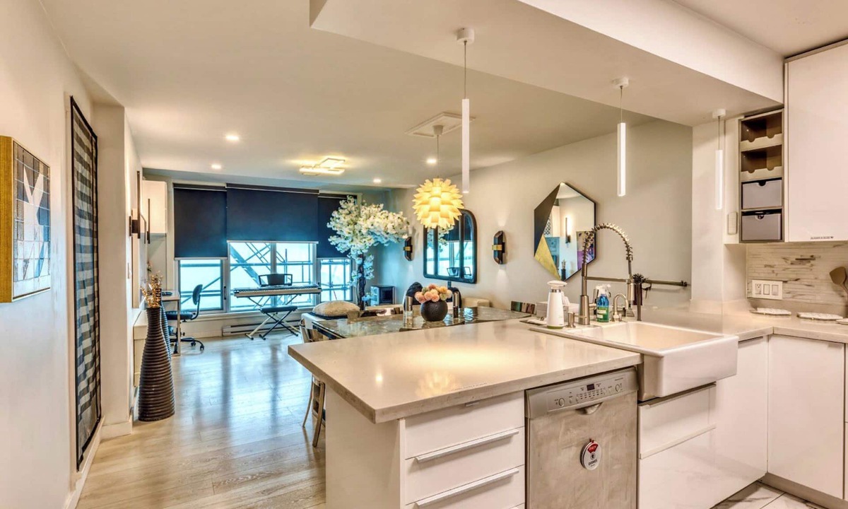 East Side Condo | Art Deco Broadway Bedroom (with Shared Common Area)