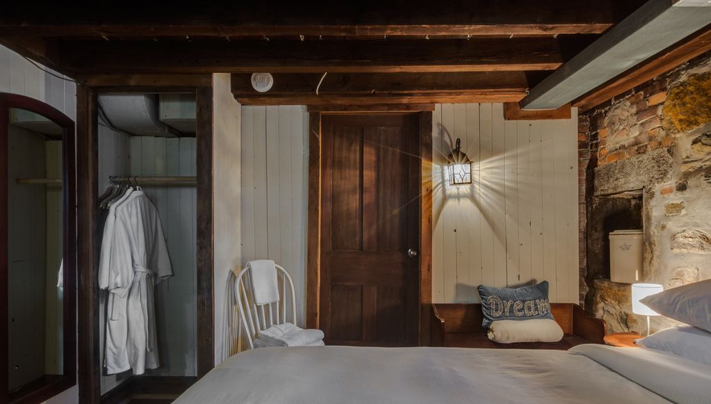 Bromont Hotel | Auberge Nuits de St-Georges - No9 Queen bed Basement