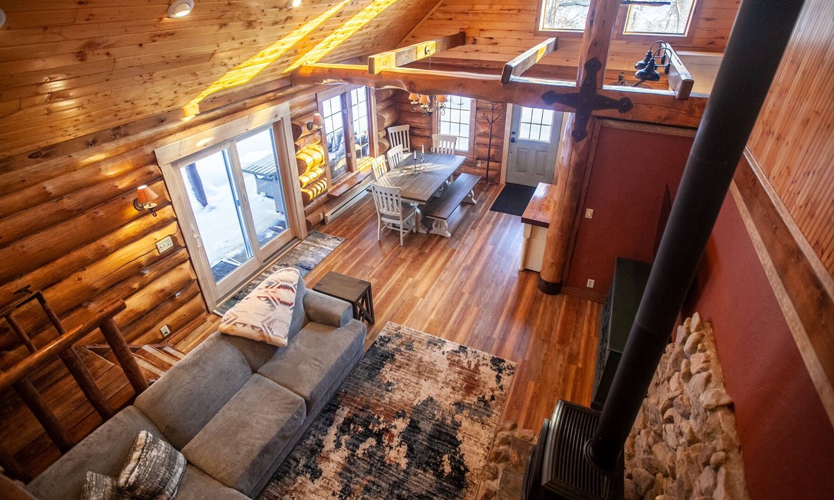 Carlton Cabin | Authentic log cabin with cozy fireplace nestled in the woods