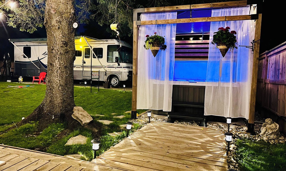 Shallow Lake House | Balkans RV & Hot Tub Backyard Retreat