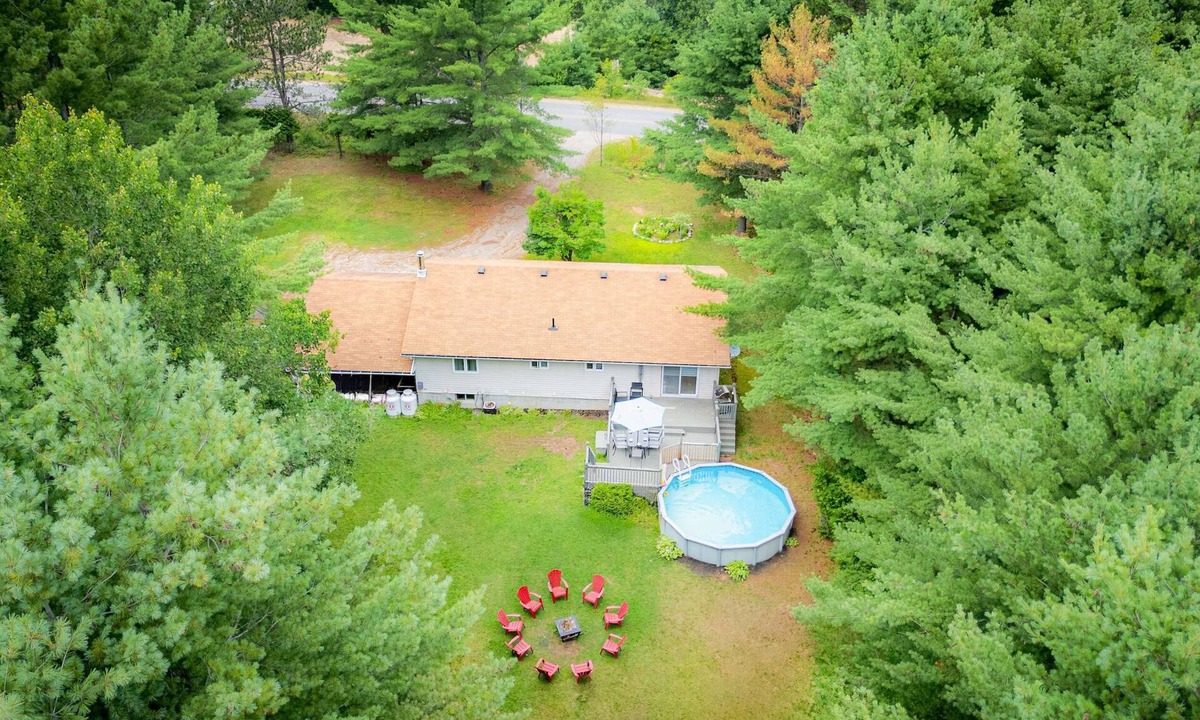 Hastings Highlands House | Bancroft Memories | 5BR Retreat + Pool & 2 Kitchens