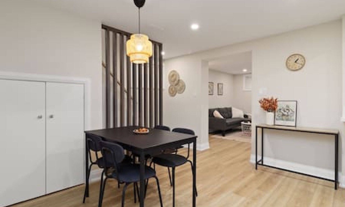 Clarkson-Lorne Park House | Basement unit - Fully Renovated Beautiful stay