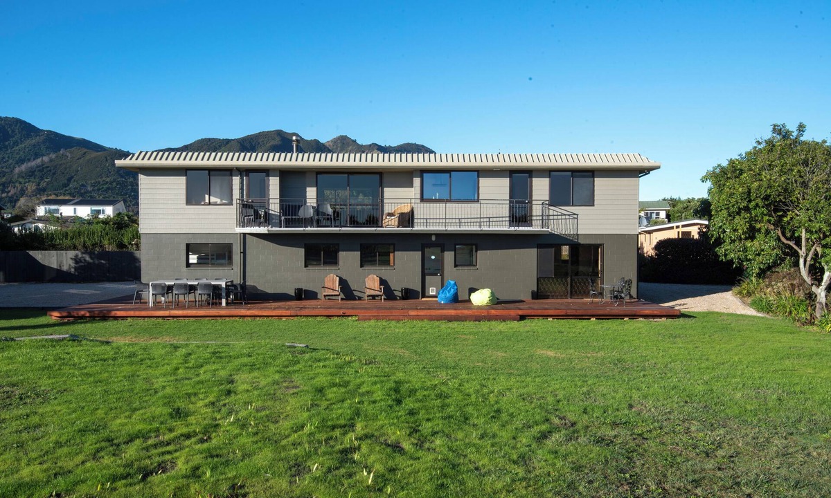 Pohara House | BEACH FRONT - Sunflower Beach House Pohara