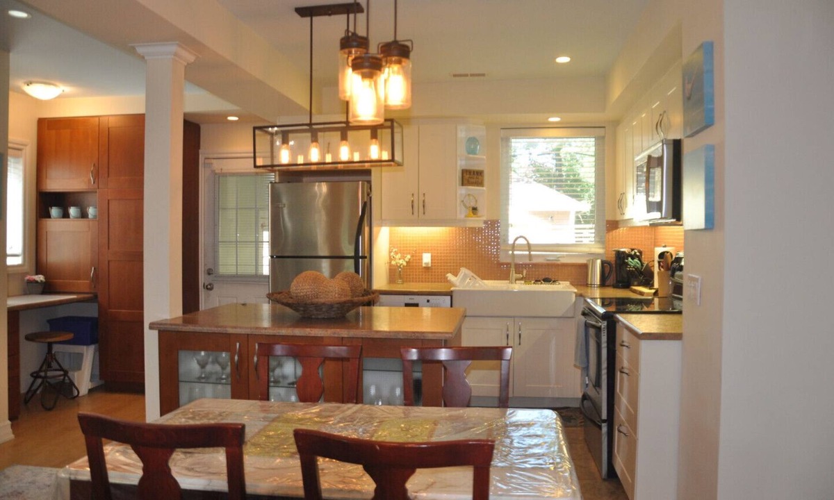 The Beaches House | Beach Vibe! Toronto Beaches 4bdrm Home w Parking