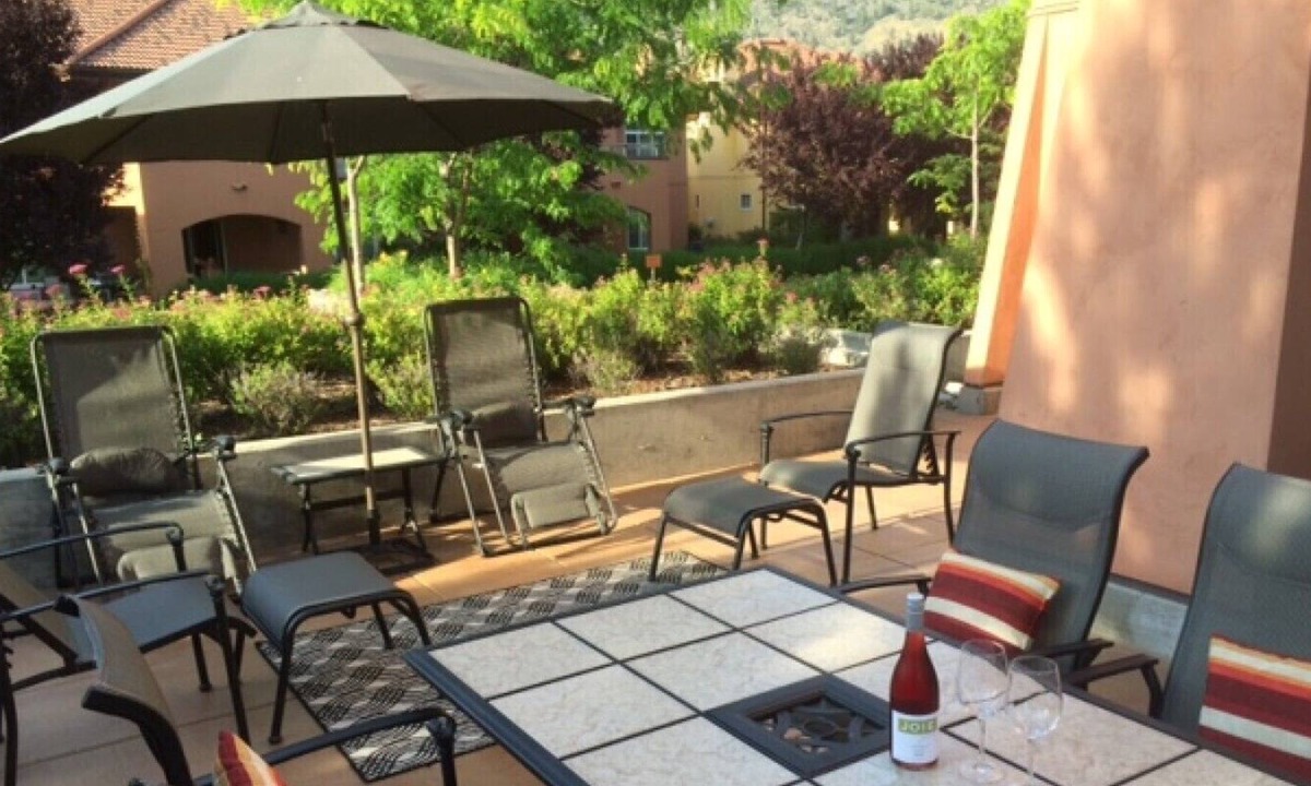 Osoyoos Condo | Beachfront 2-bedroom condo with spacious patio in exclusive Casa del Lago