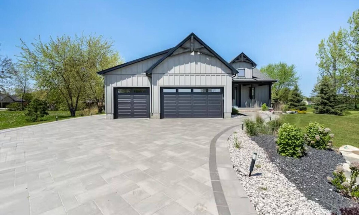 Zurich Cottage | Beachside Escape | Hot Tub & Unwind by the Beach | Enjoy Grand Bend & Bayfield