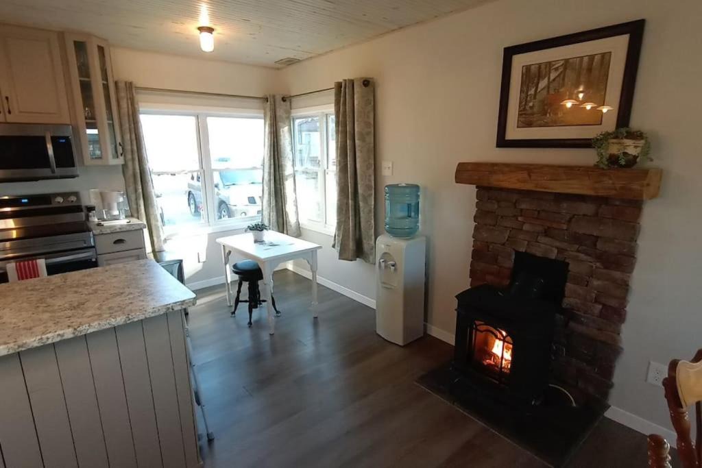 Coe Hill House | Beautiful 2 Bedroom Waterfront Cottage