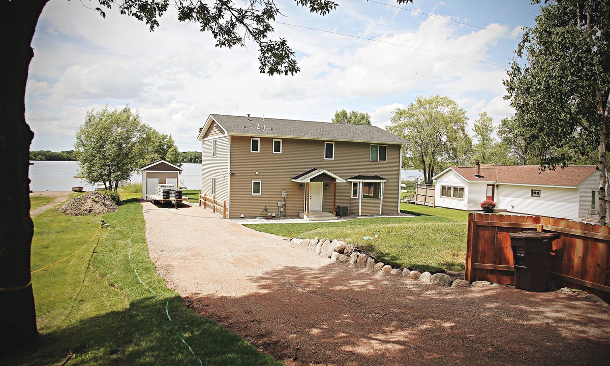 Maple Lake House | Beautiful 5 Bedroom, 3 Bath Lake Home
