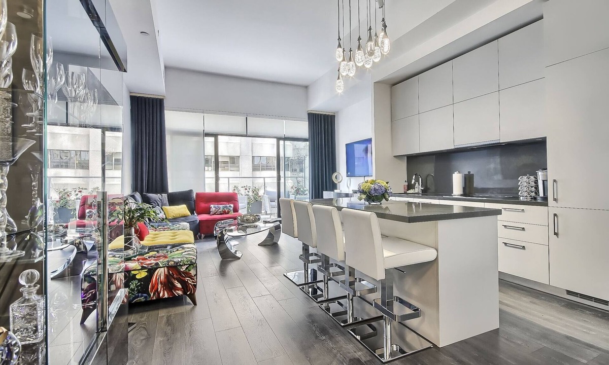 Midtown Toronto Apartment | Beautiful apartment in the hart of Yorkville with a fully furnished balcony.