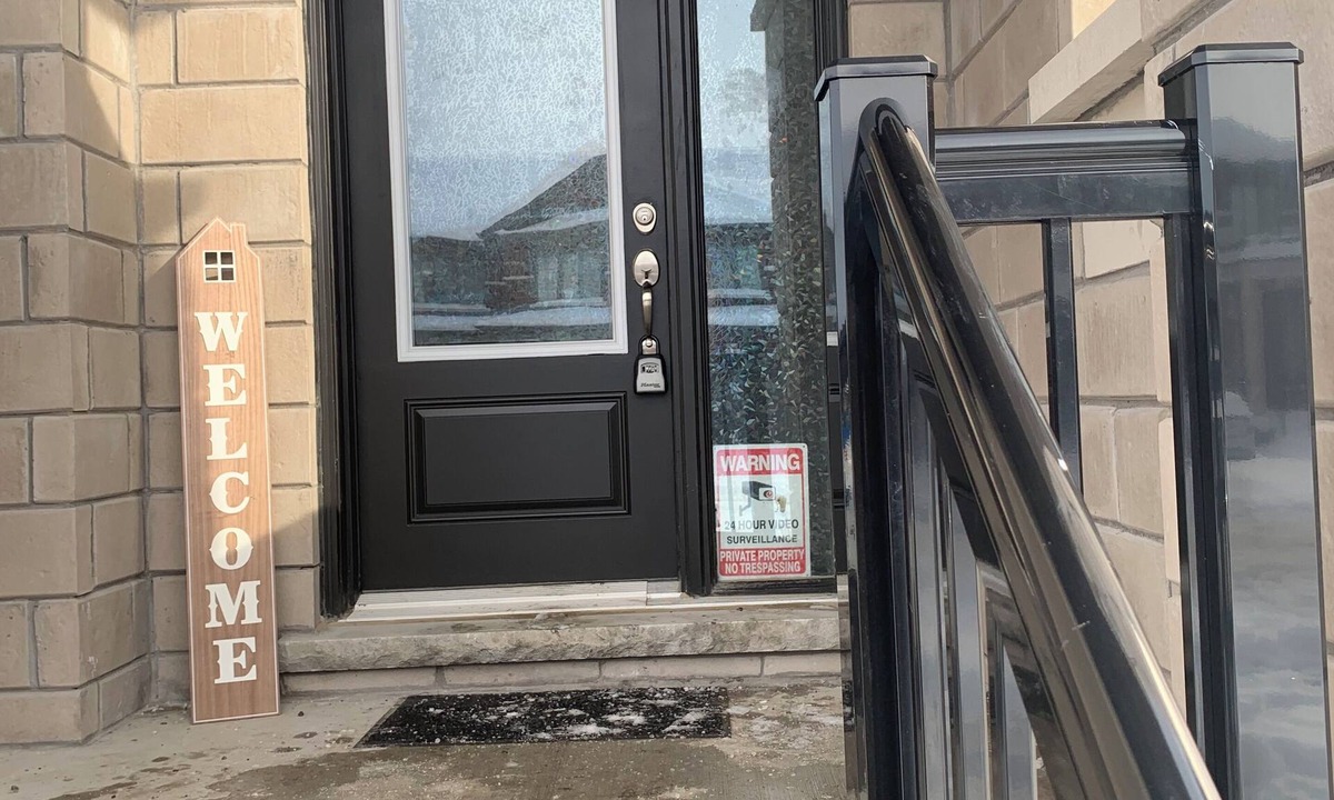 Lindsay House | BEAUTIFUL & CLEAN LINDSAY TOWNHOME (MINS TO SHOPS)