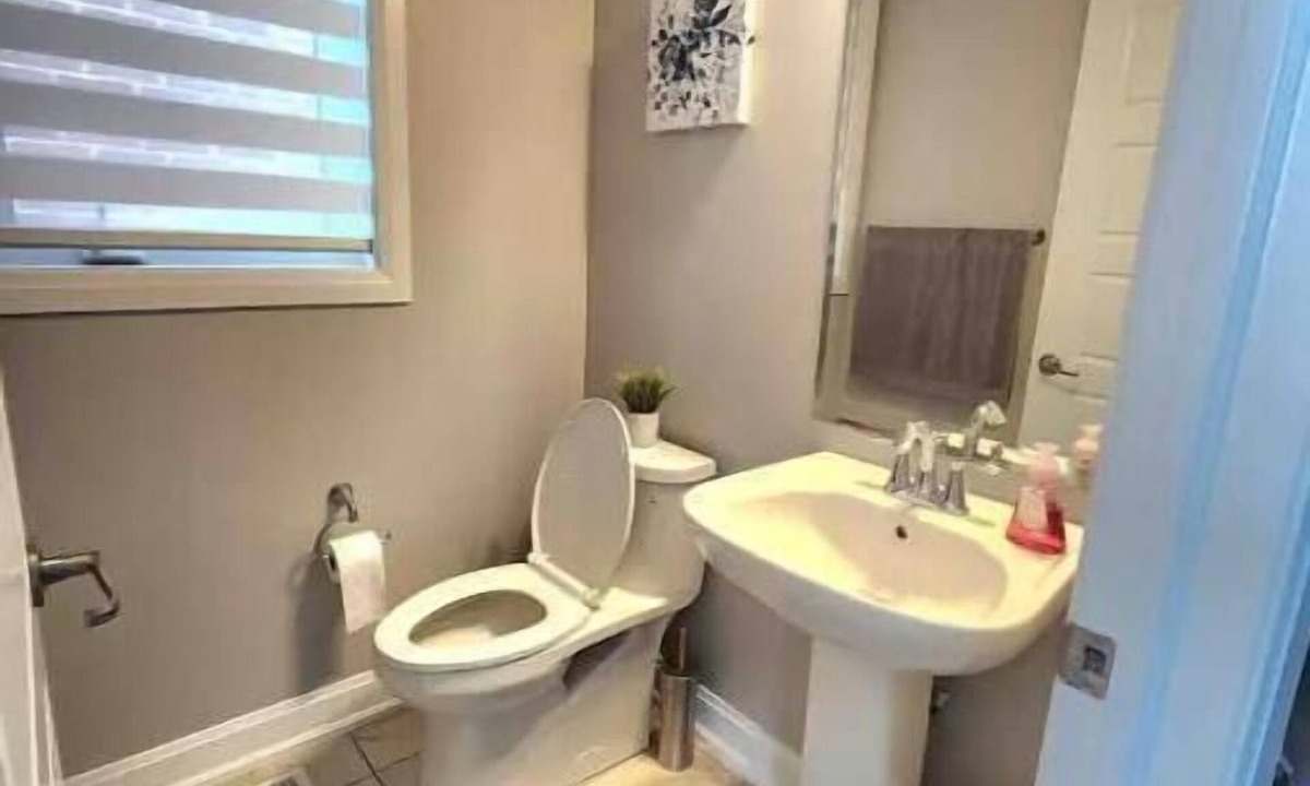 Oakville House | Beautiful Contemporary 4 bed Oakville House!