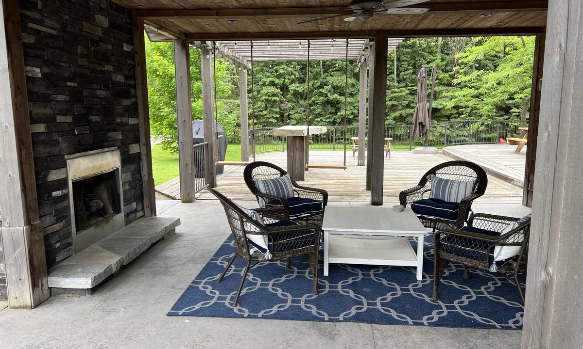 Dashwood Cottage | Beautiful Country Estate w/hot tub, beach access, close to popular towns