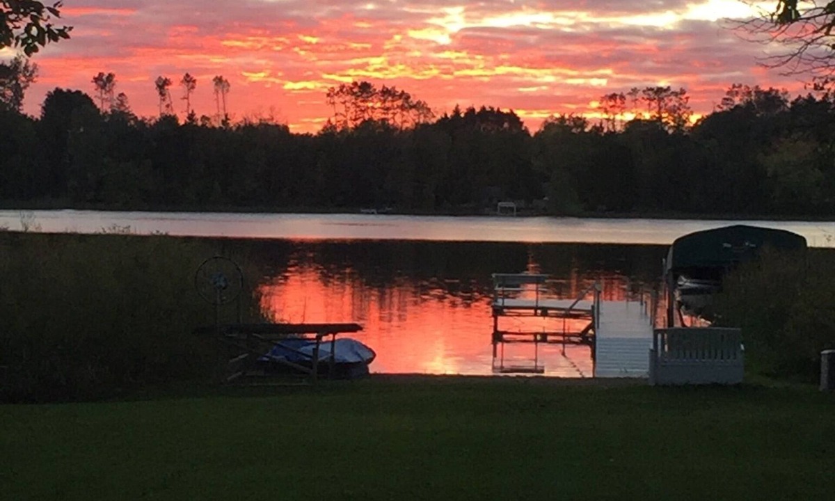 Hill City Cabin | Beautiful & Cozy Waterfront Hill Lake cabin