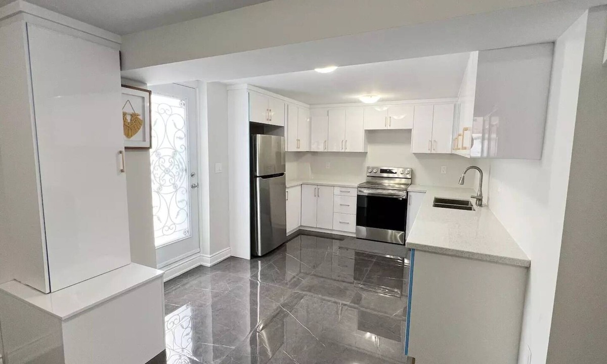 Meadowvale Village House | Beautiful furnished three rooms