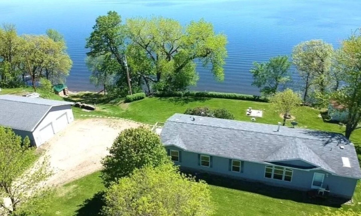 Foster House | Beautiful Lake front property on Big Stone Lake
