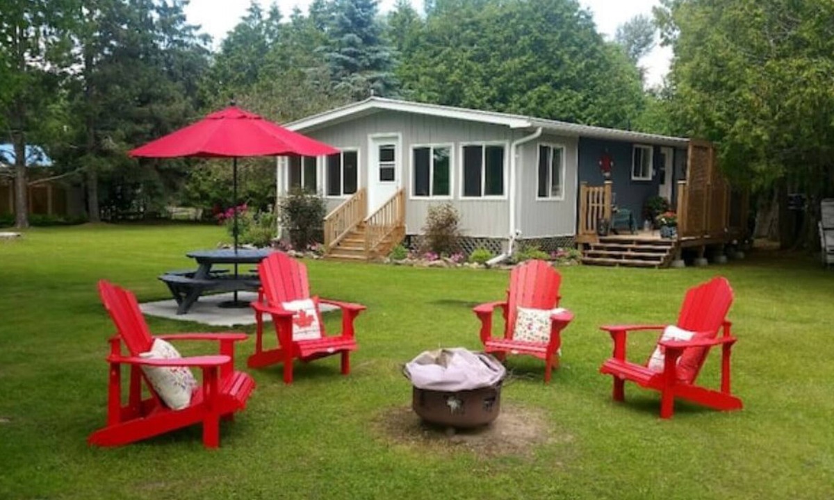 Bonnechere Valley Cottage | Beautiful lakefront cottage on quiet lake.