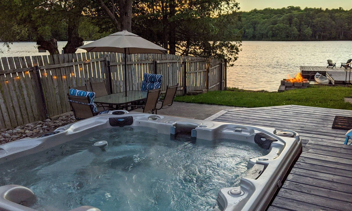 Front of Yonge Cottage | Beautiful Lakefront Cottage with Hot Tub