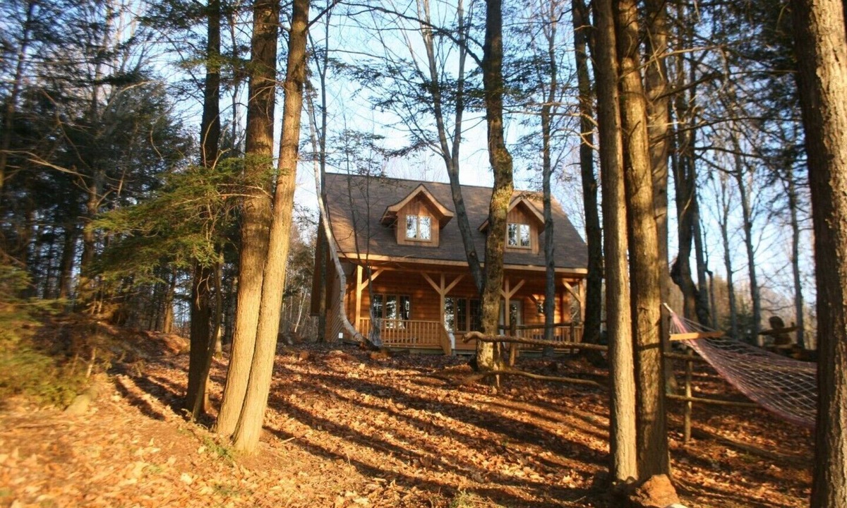 North Frontenac House | Beautiful Log Home on Quiet Private Lake