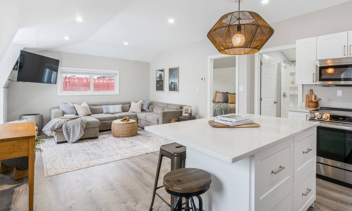 Ontario House | Beautiful newly renovated home w/canal view
