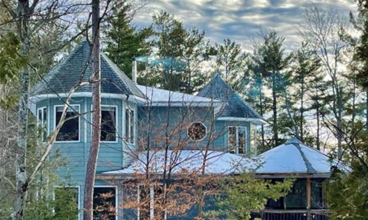 North Frontenac Cottage | Beautiful Peninsula Lodge