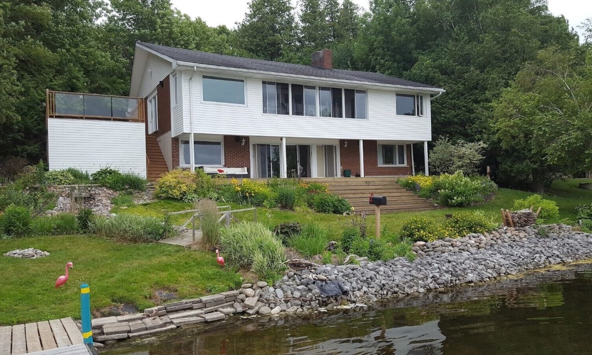 Selwyn Cottage | Beautiful Spacious Cottage on Lake Chemong