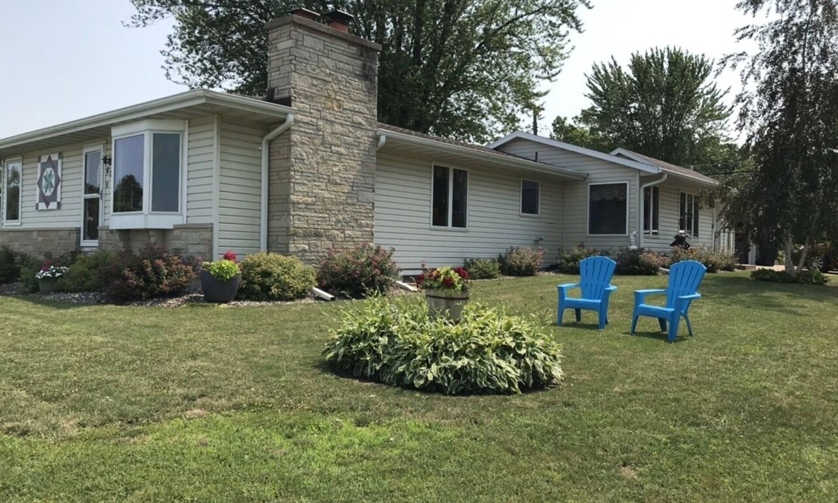 Lake City House | Beautiful spacious house with spectacular views of Lake Pepin