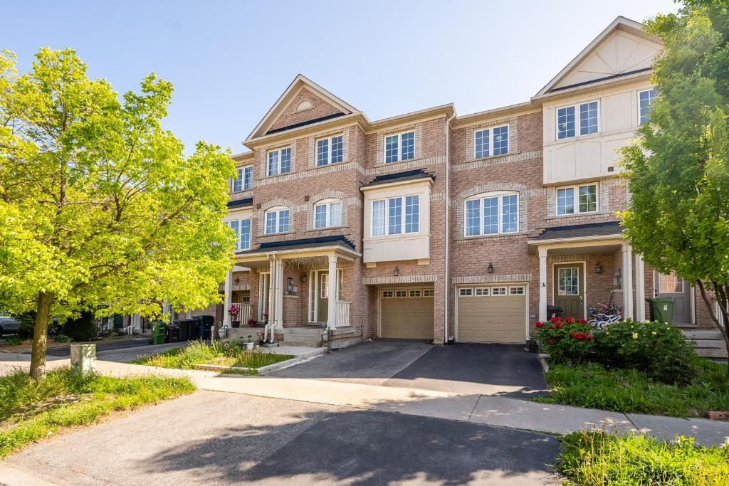 Clairlea - Birchmount Apartment | Beautiful Townhouse In Toronto