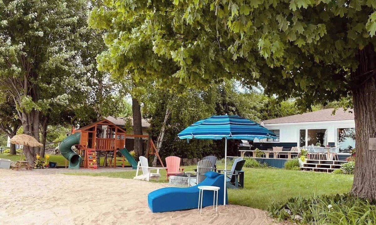 Fenelon Falls Cottage | Bee's Luxury BeachHouse - Hot tub, Sauna, Playground, & Game room