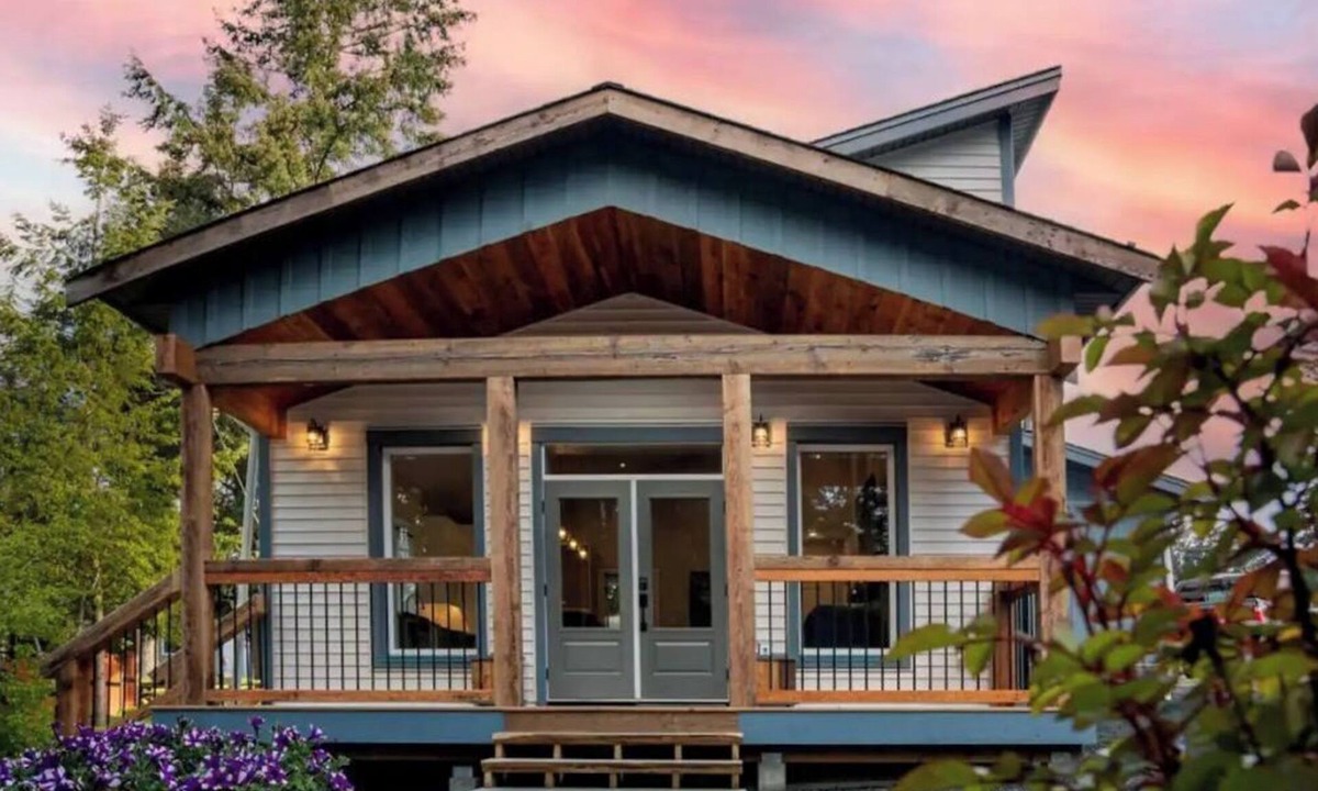 Regional District of Nanaimo House | “Between Two Lakes”. New 2 Bedroom Entire Home! (Sleeps 6).