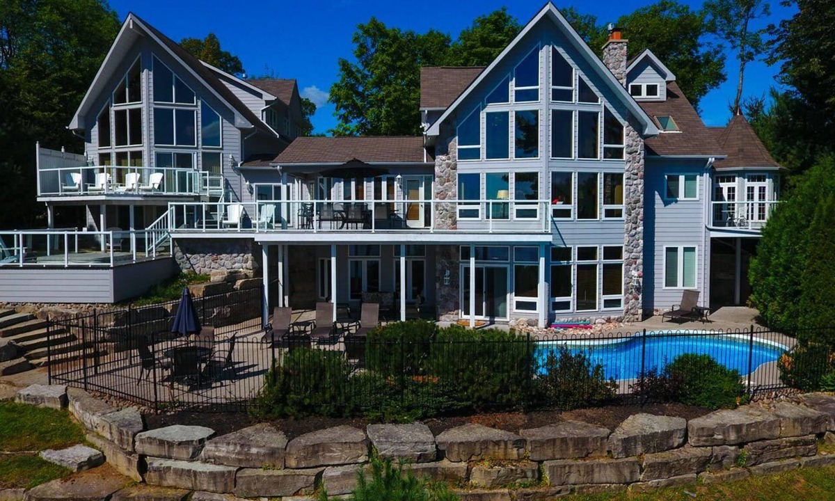 Havelock-Belmont-Methuen House | Big Bear Estate, a family dream cottage on the shores of Jack Lake, Ontario.