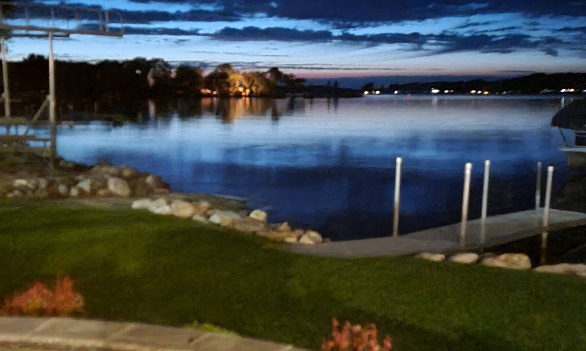 Audubon House | BIG CORMORANT 3 bedroom house with WiFi, AC. 4th bedroom lakeside with A/C.