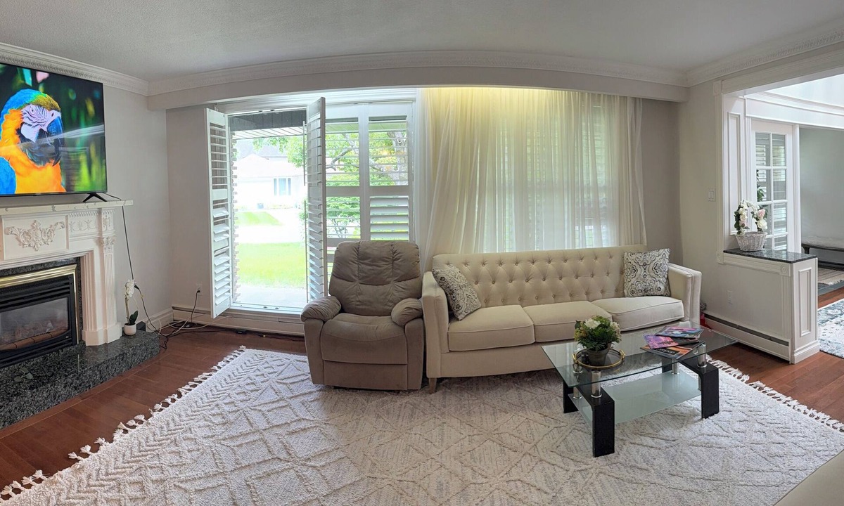 Mineola House | Big family friendly house close to Toronto and YYZ with perfect bbq backyard