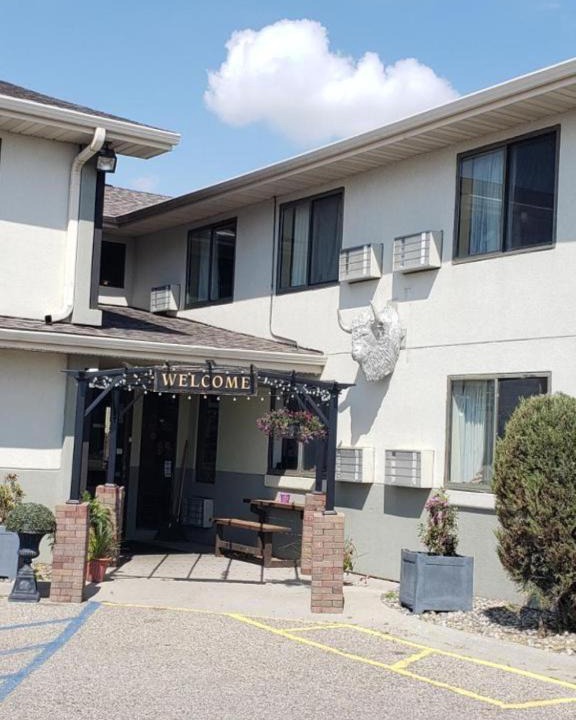 Moorhead Hotel | Bison Plains Lodge