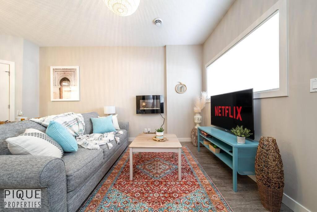 North Central Edmonton House | Boho Suite - Long Stays - King Bed - Fireplace & WiFi