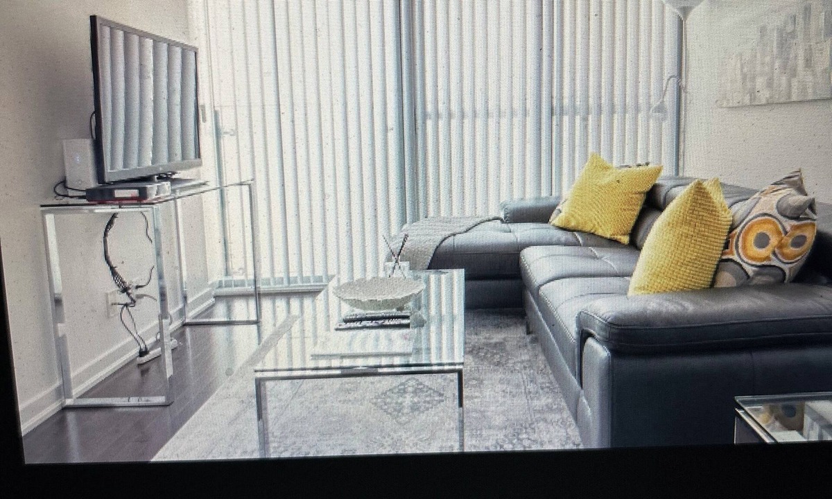 Toronto Entertainment District Condo | Breathtaking view, as well as modern, clean & well-appointed apartment n nn