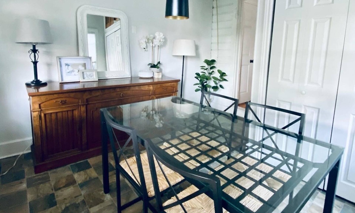 Inner Harbour House | Bright and Spacious 2 Bedroom House w/backyard