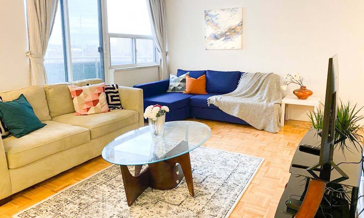 Flemingdon Park Apartment | Bright Apartment Close to City w/ Free Parking