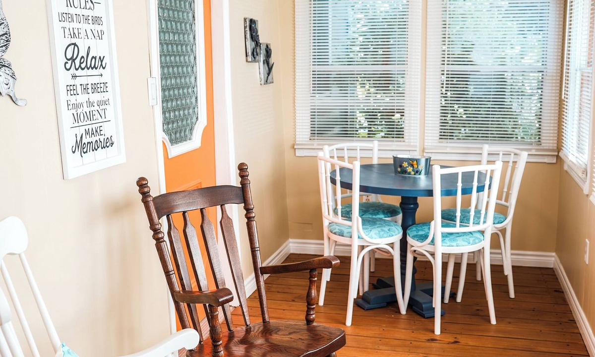 Port Dover House | Bright, clean, central to downtown Dover. Short walk to shops, pier and beach.