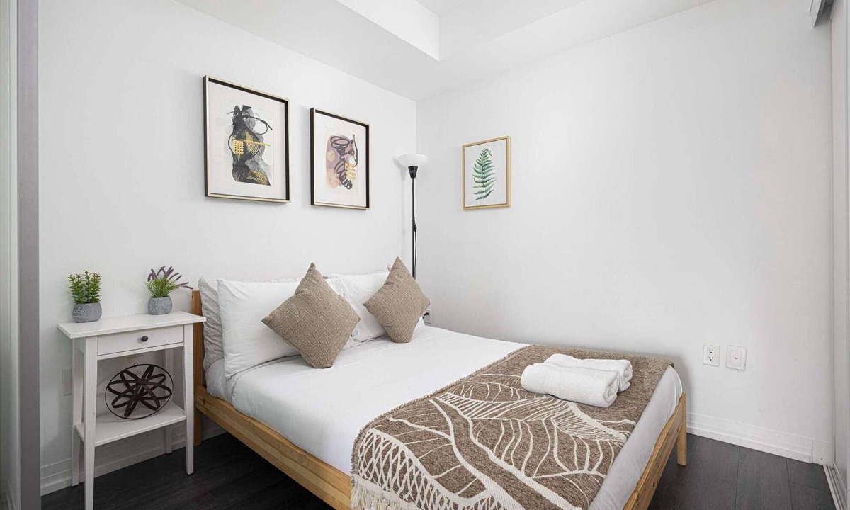 Garden District Hotel | Bright & Modern 2BR in the Heart of Toronto