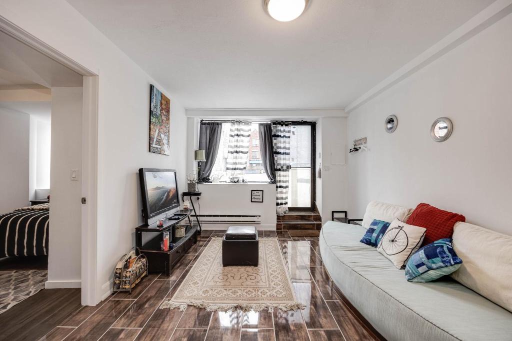 Brockton Village Apartment | Bright Parkdale Court - Little Portugal w/ Free Parking